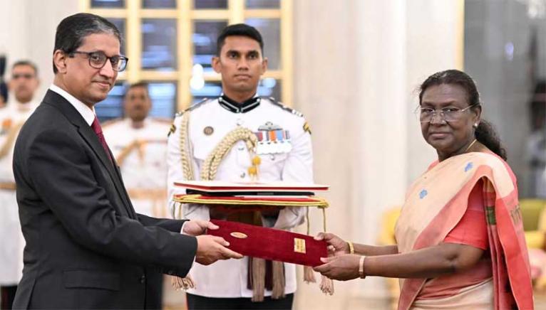 ভারতের রাষ্ট্রপতির কাছে বাংলাদেশ হাইকমিশনারের পরিচয়পত্র পেশ