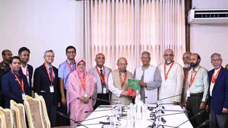 প্রধান উপদেষ্টার কাছে স্বাস্থ্যখাত সংস্কার কমিশনের প্রতিবেদন জমা