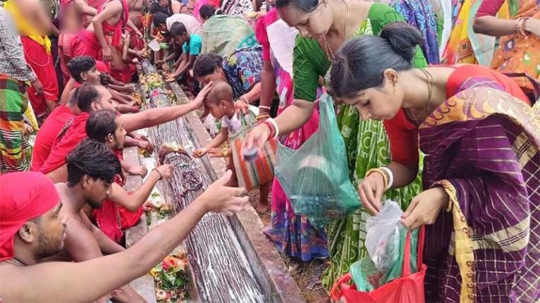 সোনারগাঁয়ে চলছে ৫০০ বছরের ঐতিহ্যবাহী পাগলা গাছের মেলা