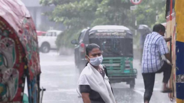 টানা বৃষ্টিতে জলাবদ্ধতা আর যানজটে স্থবির রাজধানীর জনজীবন