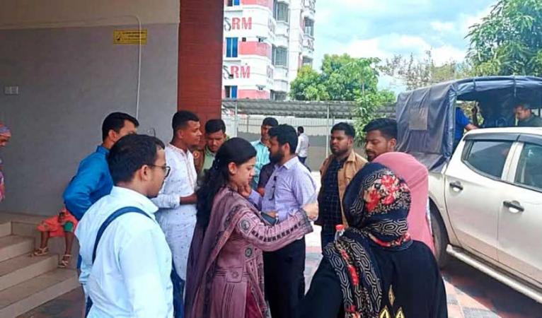 নারায়ণগঞ্জ পাসপোর্ট অফিসে অভিযান, ২ দালালকে জরিমানা