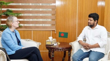তথ্য উপদেষ্টার সঙ্গে ব্রিটিশ হাইকমিশনারের সাক্ষাৎ
