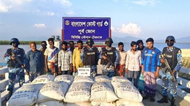 সাগরপথে মিয়ানমারে সার পাচারকালে কোস্টগার্ডের হাতে আটক ১০