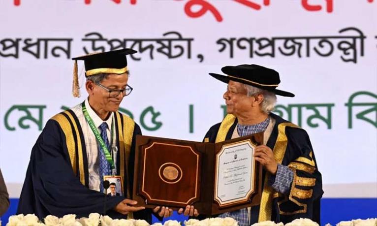 প্রধান উপদেষ্টাকে ডি লিট ডিগ্রি প্রদান চট্টগ্রাম বিশ্ববিদ্যালয়ের