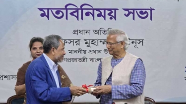 চট্টগ্রাম হার্ট ফাউন্ডেশন হাসপাতালের জমির দলিল হস্তান্তর করলেন প্রধান উপদেষ্টা