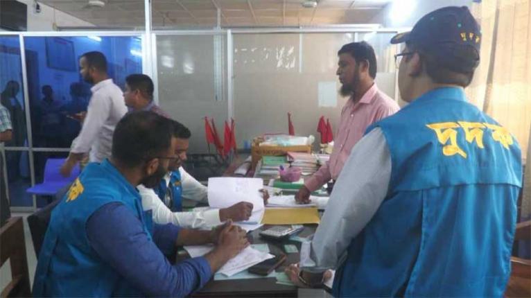 ঝালকাঠি বিআরটিএ অফিসে দুদকের অভিযান