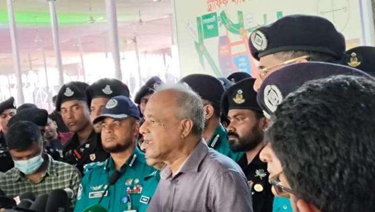 রাজধানীতে ৫০০ পেট্রোল টিম মাঠে, নিরাপত্তায় শতভাগ আস্থা স্বরাষ্ট্র উপদেষ্টার