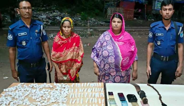 সেনাবাহিনী ও পুলিশের যৌথ অভিযান: মাদকসহ ২ নারী আটক
