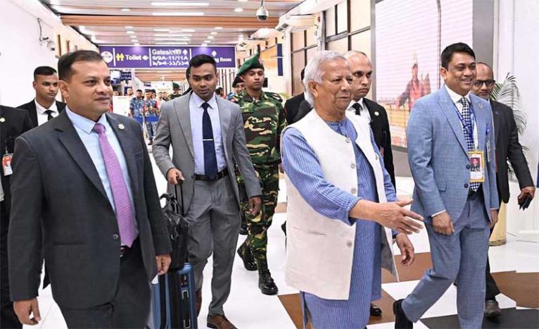 চার দিনের সফর শেষে দেশে ফিরেছেন প্রধান উপদেষ্টা