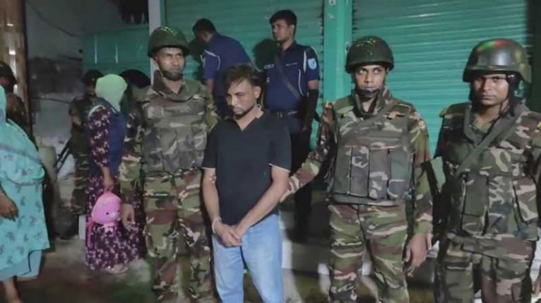 বন্দরে যৌথবাহিনীর অভিযানে মাদক ও দেশীয় অস্ত্রসহ আটক ২