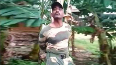বিএসএফ সদস্যকে ধরে কলাগাছের সঙ্গে বাঁধল জনতা