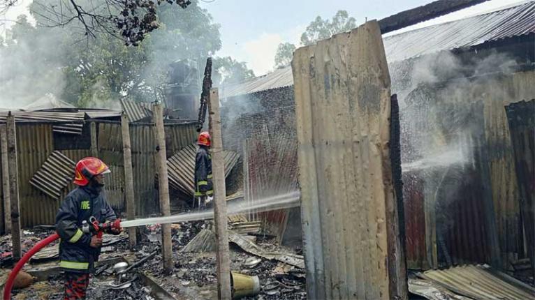 টাঙ্গাইলে যৌনপল্লীতে ভয়াবহ আগুন, ১২ ঘর পুড়ে ছাই