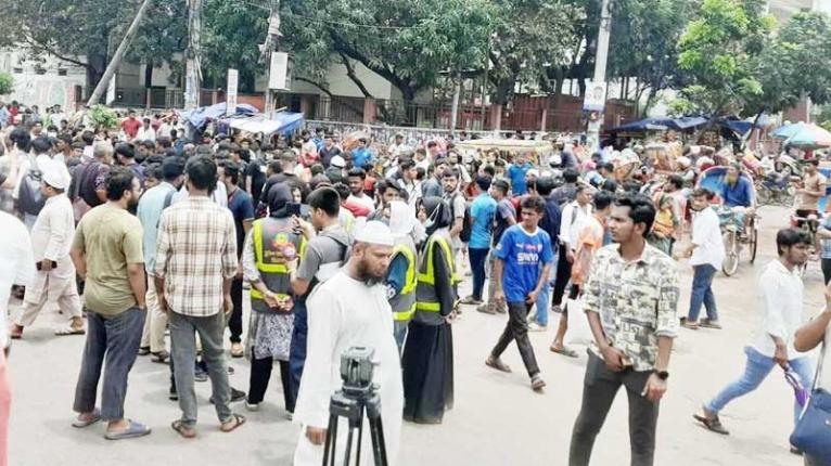 লাঠিচার্জেও সরেনি ইউআইইউ শিক্ষার্থীরা, দুর্ভোগে সাধারণ মানুষ