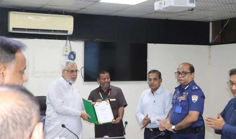 বাংলাদেশ রেলওয়ের সেবা ও সুরক্ষায় সাহসিকতা ও অবদানের স্বীকৃতি পেলেন তিন রেল কর্মী