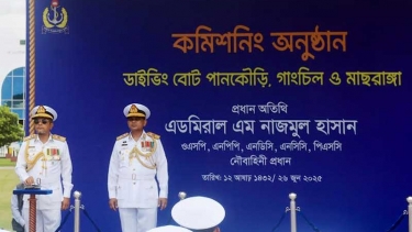 খুলনা শিপইয়ার্ডে ৩টি ডাইভিং বোট কমিশনিং করেছেন নৌবাহিনী প্রধান