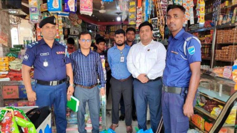 ফতুল্লায় নিষিদ্ধ পলিথিন বিক্রির দায়ে দুই প্রতিষ্ঠানকে জরিমানা