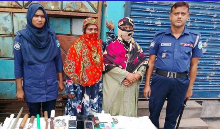বন্দরে যৌথ বাহিনীর অভিযান: মাদক ও অস্ত্রসহ ২ নারী আটক