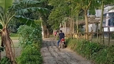 ১০ বছরেও সংস্কার হয়নি পশ্চিম মালিপাড়ার রাস্তা দুর্ভোগে এলাকাবাসী