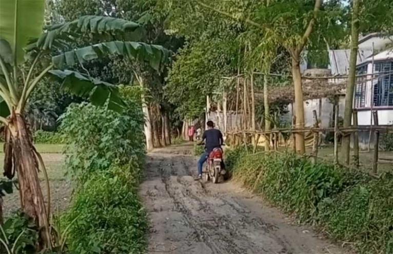 ১০ বছরেও সংস্কার হয়নি পশ্চিম মালিপাড়ার রাস্তা দুর্ভোগে এলাকাবাসী