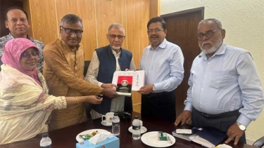 প্রধান উপদেষ্টার বিশেষ সহকারীর কাছে জুলাই বিপ্লবে নিহত শ্রমিকদের তালিকা হস্তান্তর
