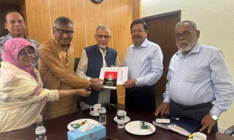 প্রধান উপদেষ্টার বিশেষ সহকারীর কাছে জুলাই বিপ্লবে নিহত শ্রমিকদের তালিকা হস্তান্তর