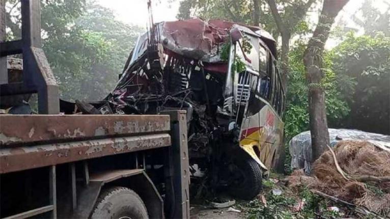 বাগেরহাটে গাছের সঙ্গে যাত্রীবাহী বাসের ধাক্কা, নিহত ১