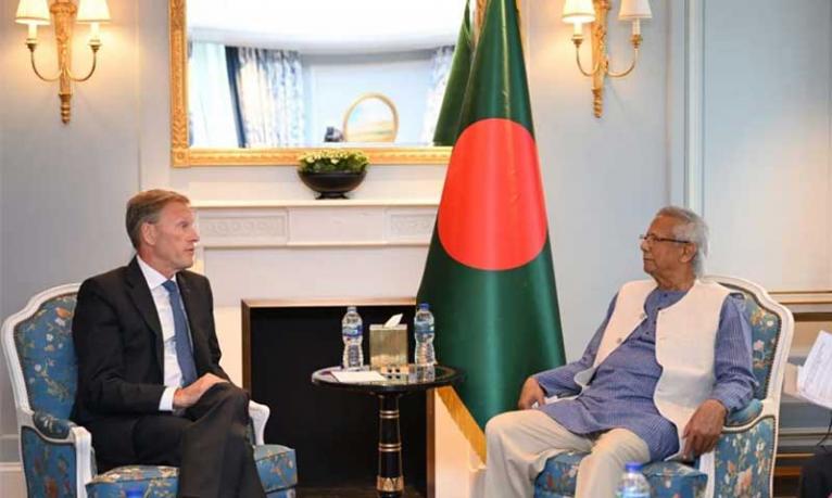 প্রধান উপদেষ্টার সঙ্গে এয়ারবাসের এক্সিকিউটিভ ভাইস প্রেসিডেন্টের সাক্ষাৎ