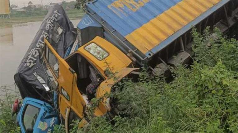 কার্ভাডভ্যানের ধাক্কায় পুলিশের গাড়ি খাদে, গুরুতর আহত ২ পুলিশ সদস্য