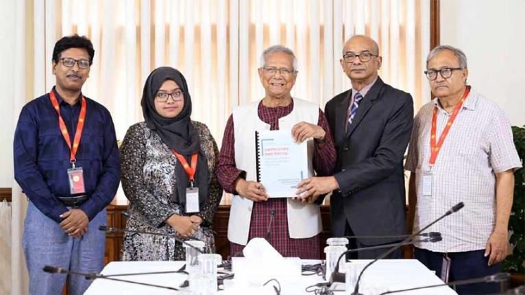 ড. ইউনূসের কাছে দ্বিতীয় ইন্টেরিম রিপোর্ট তুলে দিলেন গুম কমিশন