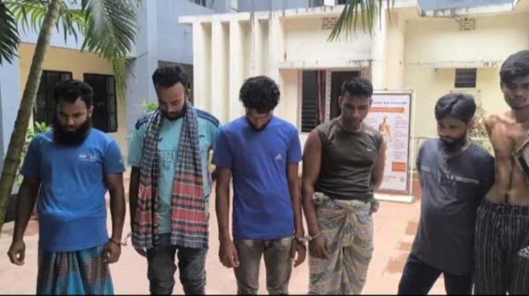 রূপগঞ্জে গাজী টায়ারস কারখানায় অগ্নিকাণ্ডে জড়িত ৫ যুবক গ্রেপ্তার