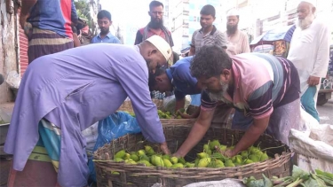 ময়মনসিংহে সবজির বাজারে অস্থিরতা, পাইকারিতেই ৫-১০ টাকা বাড়তি
