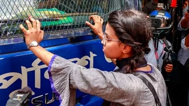 নুসরাতের মতো অনেকেই বুক পেতে দাঁড়ান পুলিশের প্রিজন ভ্যানের সামনে