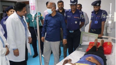 গোপালগঞ্জে আহত পুলিশ সদস্যদের দেখতে হাসপাতালে স্বরাষ্ট্র উপদেষ্টা