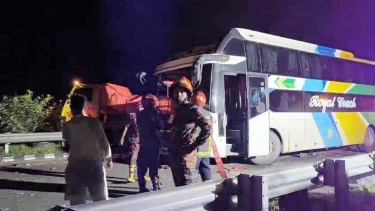 ঢাকা-মাওয়া এক্সপ্রেসওয়েতে দাঁড়িয়ে থাকা ট্রাকে বাসের ধাক্কা, আহত ৫