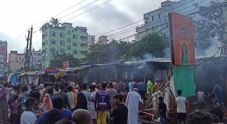 নারায়ণগঞ্জের হকার্স মার্কেটে আগুনে ৩০টি দোকান পুড়ে গেছে