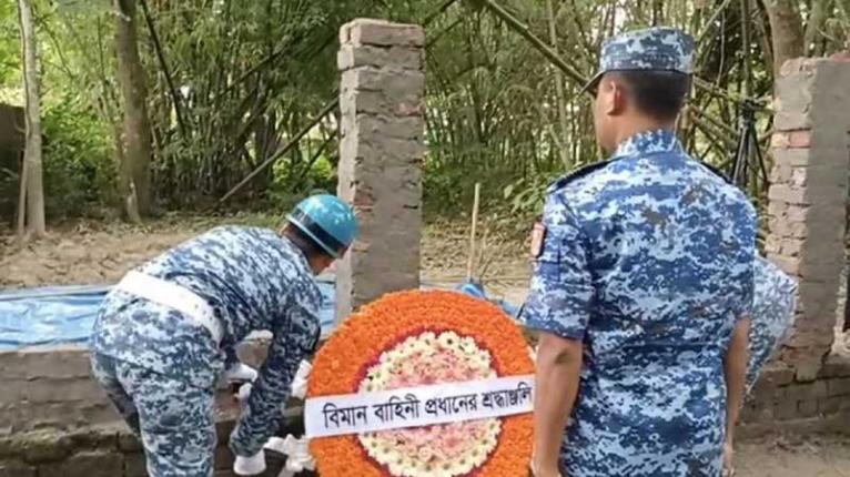 মাইলস্টোনের শিক্ষার্থী মাহতাবের কবরে বিমান বাহিনীর শ্রদ্ধা