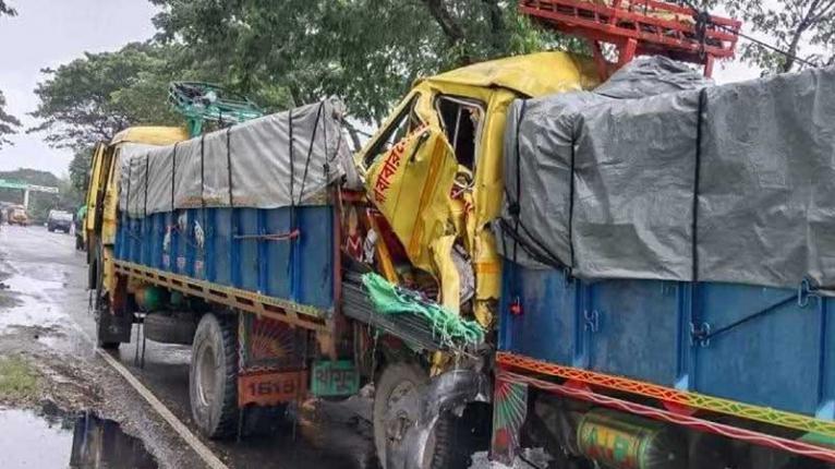 নাটোরে দুই ট্রাকের সংঘর্ষে প্রাণ গেল হেলপারের