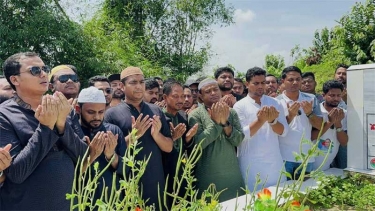 শহীদ ওয়াসিমের মৃত্যুবার্ষিকীতে কবর জিয়ারত কেন্দ্রীয় ছাত্রদলের