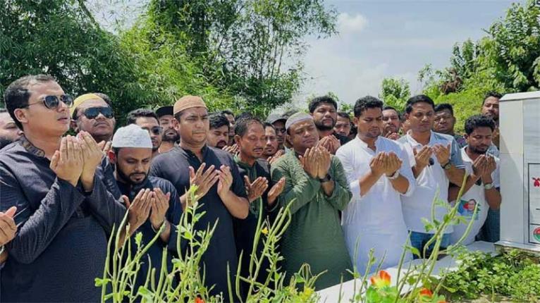 শহীদ ওয়াসিমের মৃত্যুবার্ষিকীতে কবর জিয়ারত কেন্দ্রীয় ছাত্রদলের