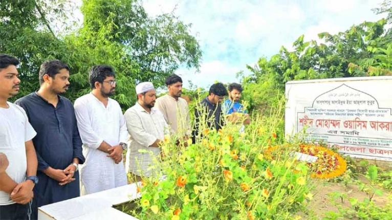 শহীদ ওয়াসিমের কবর জিয়ারত করলেন নাহিদ