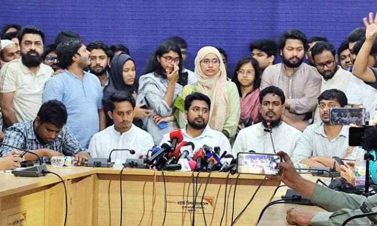 ২৪ ঘণ্টার মধ্যে হামলাকারীদের গ্রেপ্তারের দাবি নাহিদের