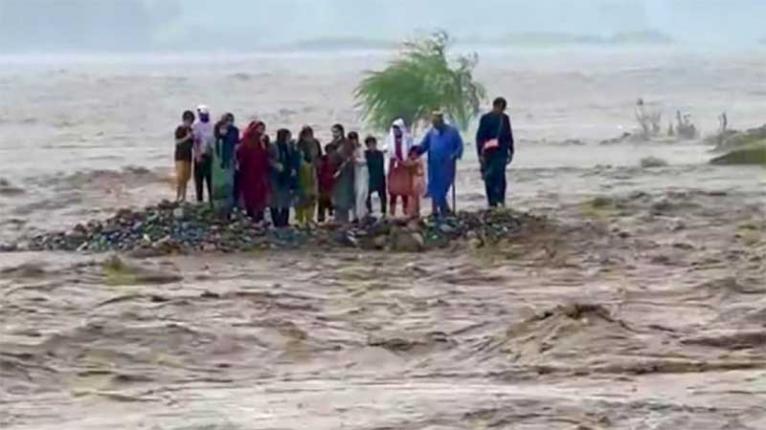 পাকিস্তানে বন্যায় একই পরিবারের ১৩ জনের মৃত্যু