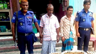 আড়াইহাজারে ২ ব্যাক্তি আটক, দেশীয় অস্ত্রসহ মাদক উদ্ধার
