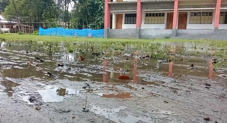 জামালপুরের তারাকান্দি প্রাথমিক বিদ্যালয়ে জলাবদ্ধতায় শিক্ষার্থীদের ভোগান্তি চরমে