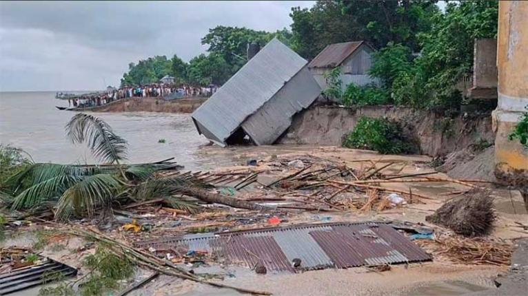 পদ্মা সেতু প্রকল্প রক্ষা বাঁধে ভয়াবহ ভাঙন, আতঙ্কে ৬০০ পরিবার