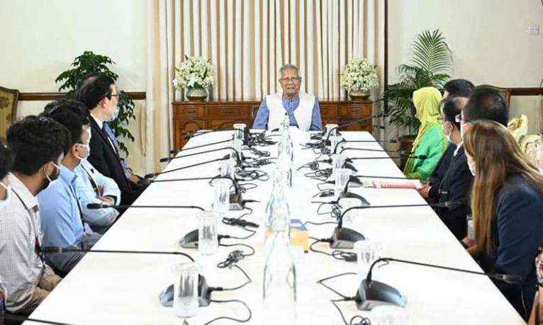 বিমান দুর্ঘটনায় আহতদের চিকিৎসা দেওয়ায় বিদেশি মেডিকেল টিমগুলোর প্রতি কৃতজ্ঞতা প্রধান উপদেষ্টার