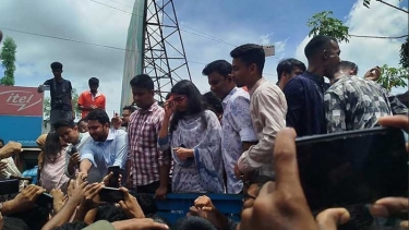 নাহিদ-হাসনাতদের দেখতে রাস্তার মানুষের ভিড়