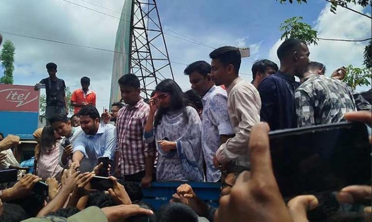 নাহিদ-হাসনাতদের দেখতে রাস্তার মানুষের ভিড়