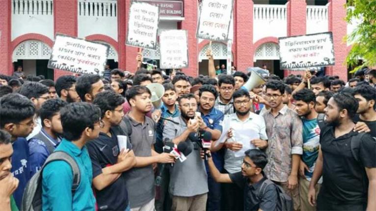 বৃষ্টি উপেক্ষা করে ৩ দফা দাবিতে উত্তাল বুয়েট