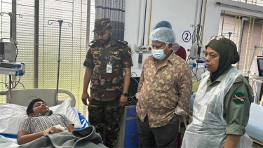বিমান দুর্ঘটনায় দগ্ধ ও অভ্যুত্থানে আহতদের খোঁজ নিতে সিএমএইচে নৌ উপদেষ্টা